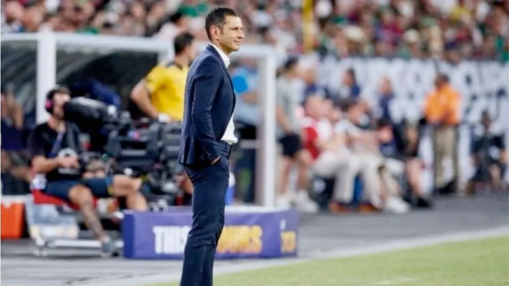 MEXSPORT Lozano dirigiendo al Tricolor