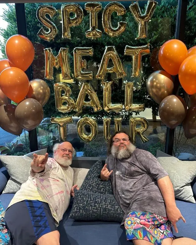 IG: @tenaciousd Jack Black le celebró su cumpleaños a Kyle Gass en pleno concierto.