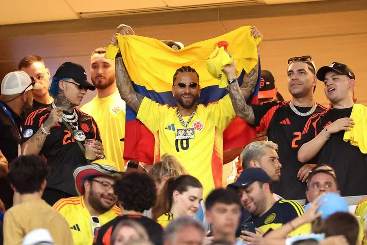 Redes Sociales El cantante estuvo apoyando a su equipo desde el estadio en Miami.