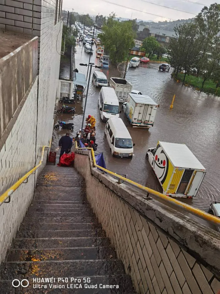 Las rutas de transporte colapsaron por las inundaciones.