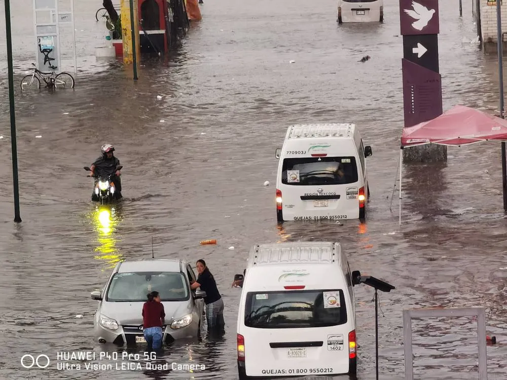 Muchos no corrieron con suerte y sus autos quedaron en medio de los charcos.