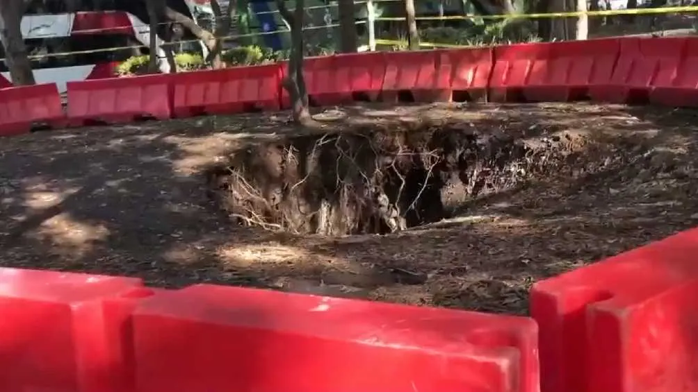 El socavón aún no es reparado y sólo tiene barreras de plástico alrededor.