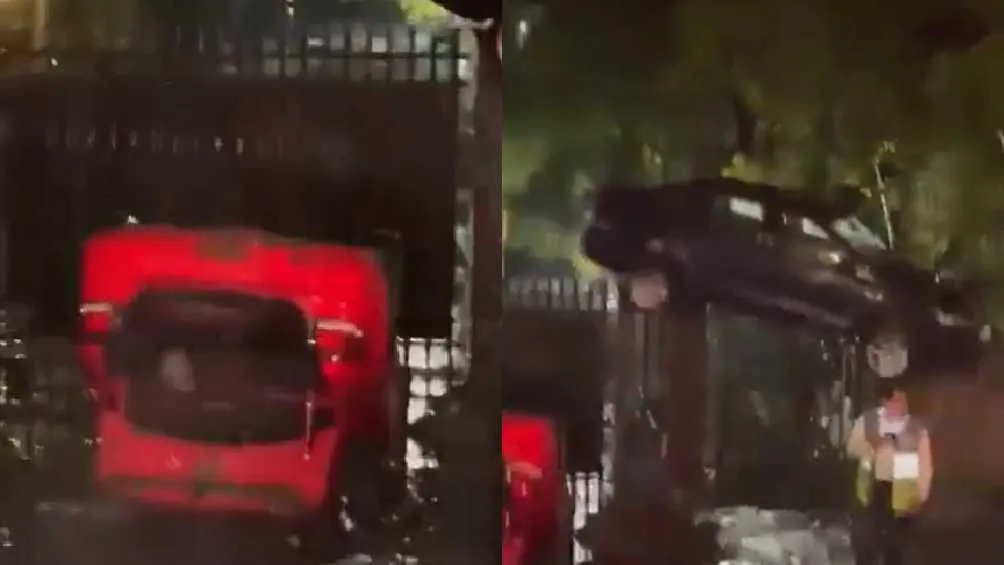 Ambos autos fueron arrastrados por la fuerza del agua.