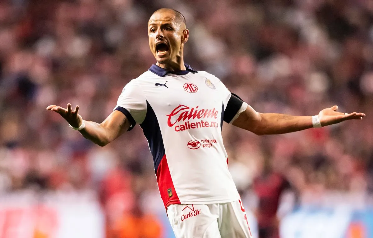 Javier Hernández reclama en juego ante Xolos