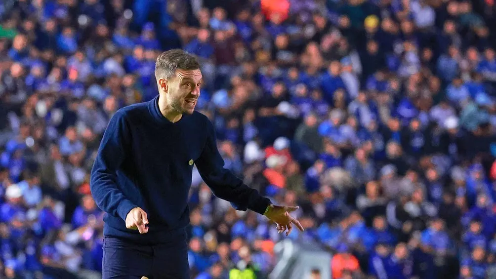 Imago7 Martín Anselmi da indicaciones en el juego ante Xolos