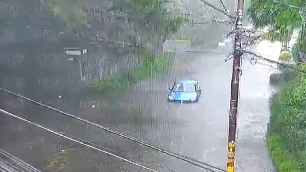 En la zona del Pedregal un auto fue cubierto por el agua.
