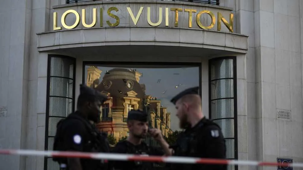 En otro hecho, un policía fue apuñalado afuera de una tienda exclusiva.