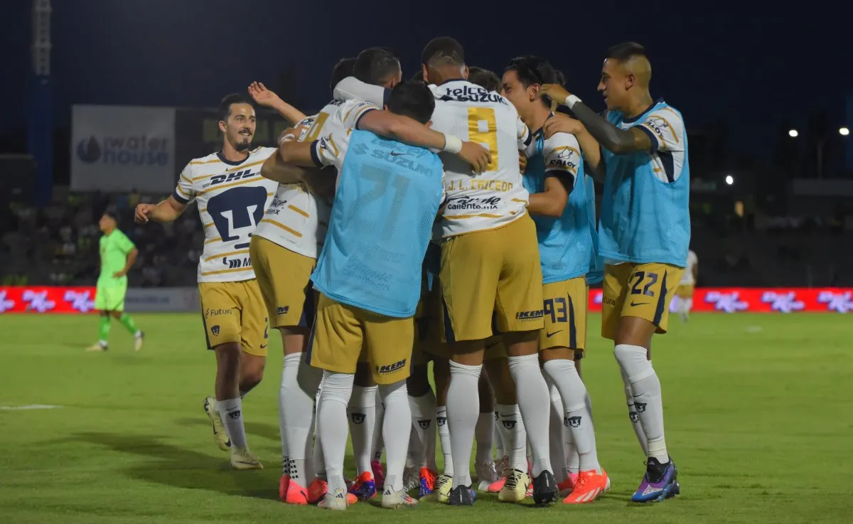 Jugadores de Pumas celebran gol ante Juárez