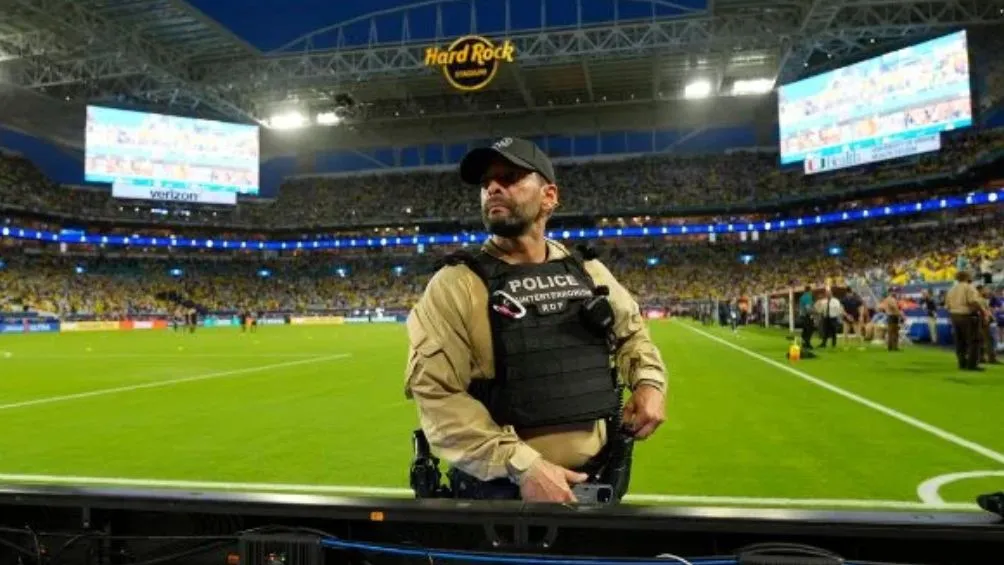 Polícias durante el caos en la final de la Copa América