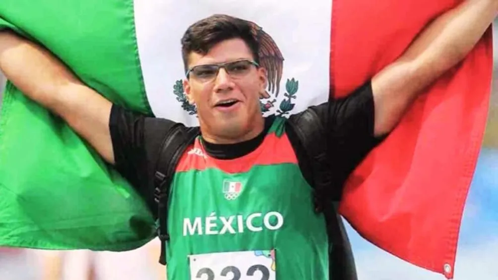 Diego del Real con bandera de México