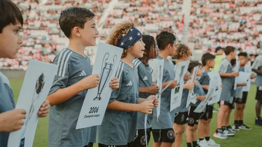 Jovenes de la academia de Miami presumiendo títulos de Messi