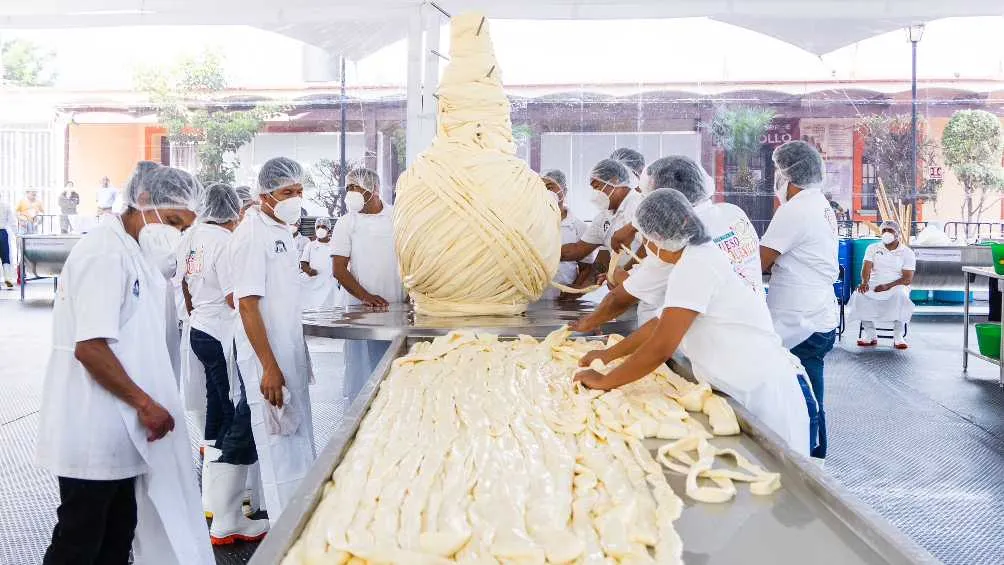 Fueron más de 12 horas que se necesitaron para elaborar el quesillo.