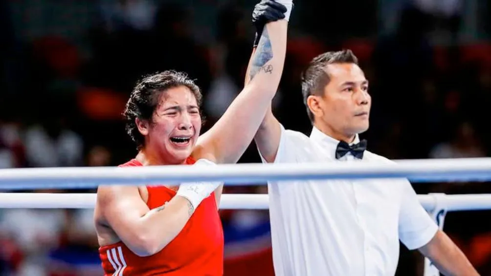 La boxeadora celebra una victoria