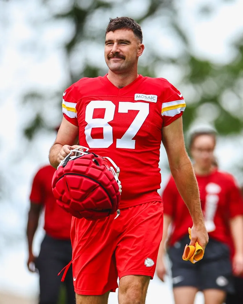 @Chiefs Travis Kelce y su cambio de look
