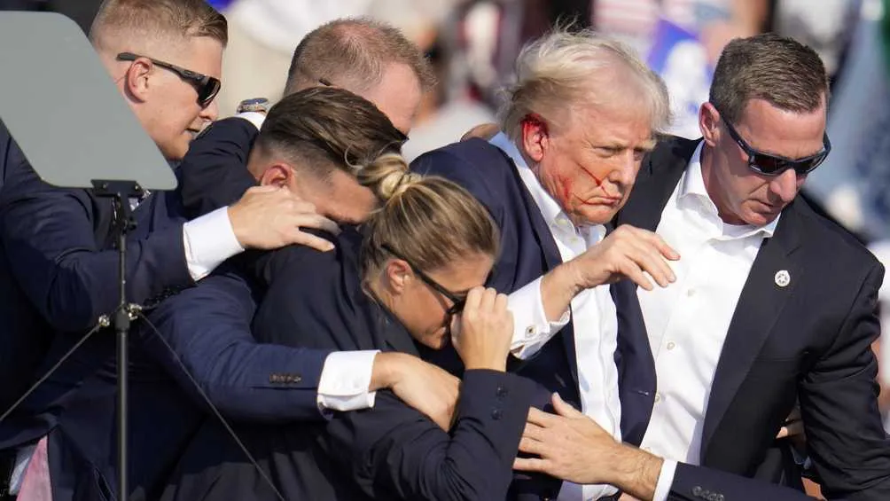 El candidato Donald Trump estuvo cerca de ser asesinado.