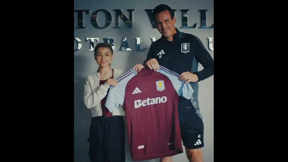 Aston Villa también incluye en el clip a varios de sus aficionados.