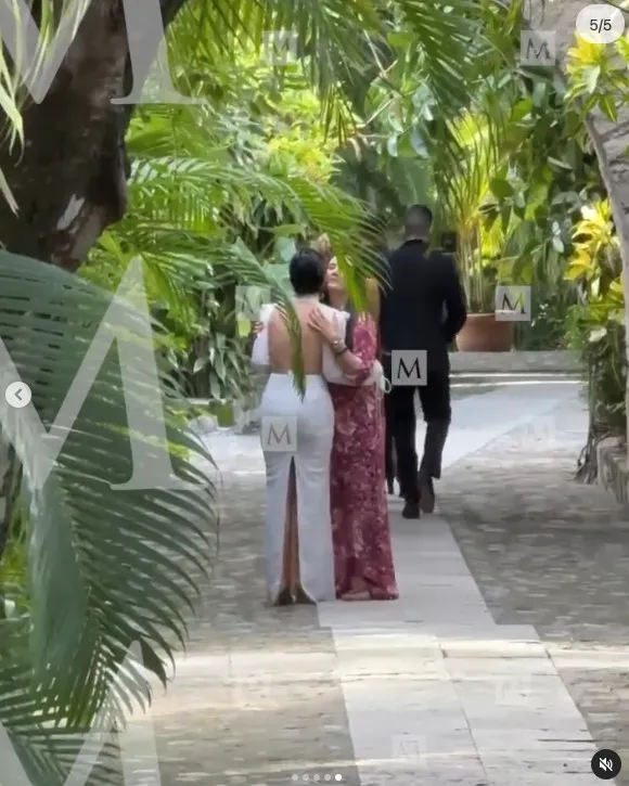 La novia iba saludando a los invitados que se encontraba a su paso.