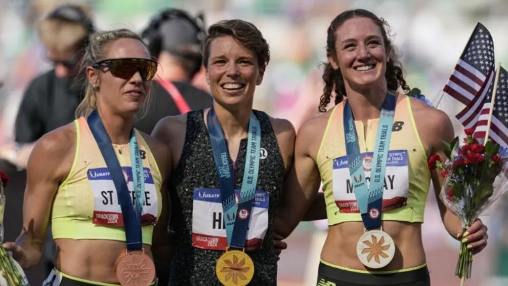 AP Nikki celebra su medalla de oro