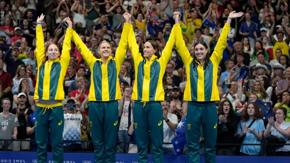 AP Equipo Australiano de natación celebran medalla de oro