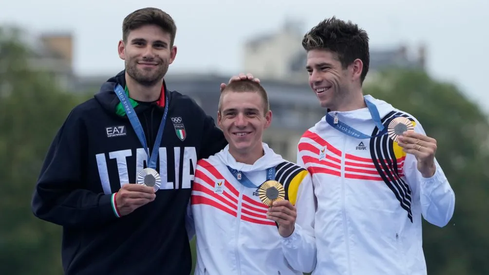 AP El belga celebra su medalla en París 2024
