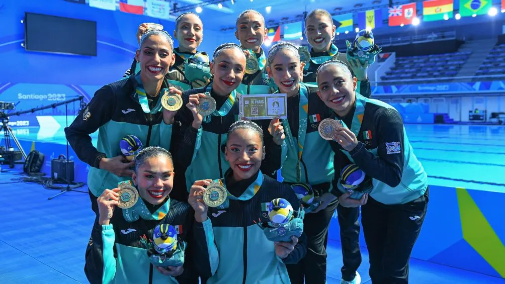 Equipo de nado artístico con medalla