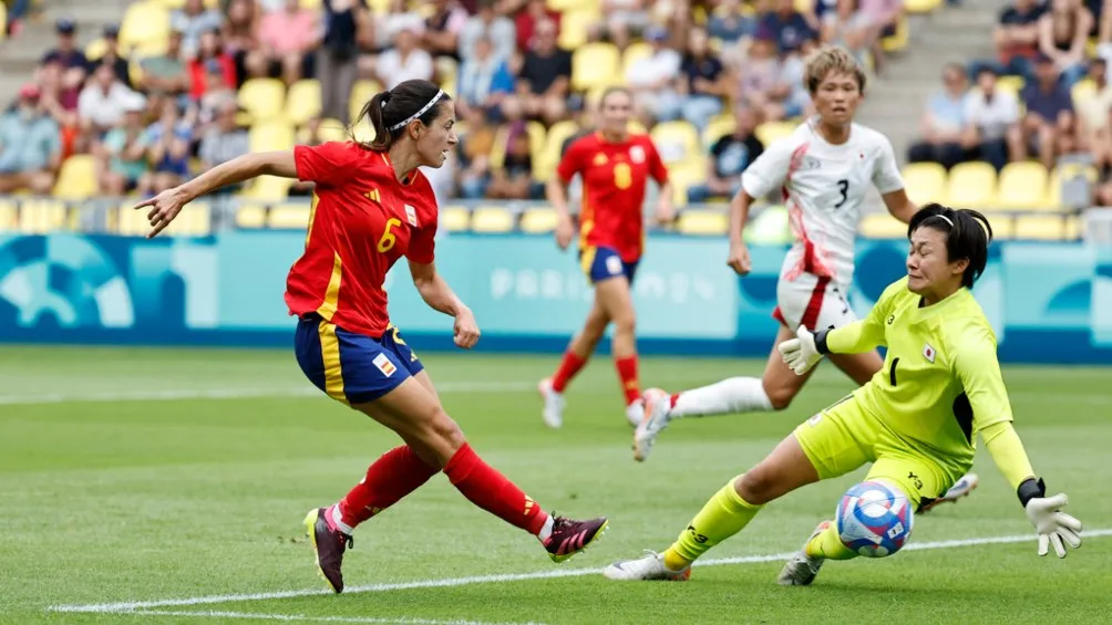 Aitana Bonmatí previo a anotar