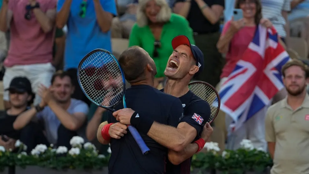 Andy Murray y Dan Evans festejan triunfo