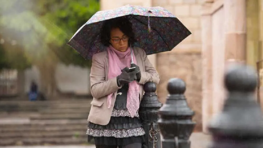 Se recomienda a las personas salir a la calle con paraguas.