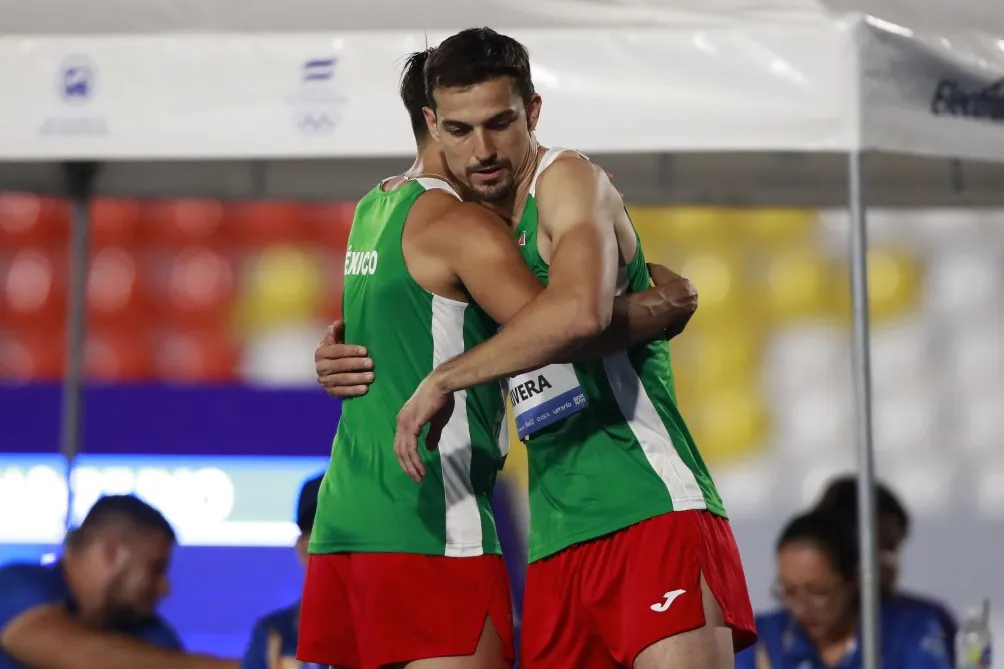 Edgar Rivera abraza a Portillo