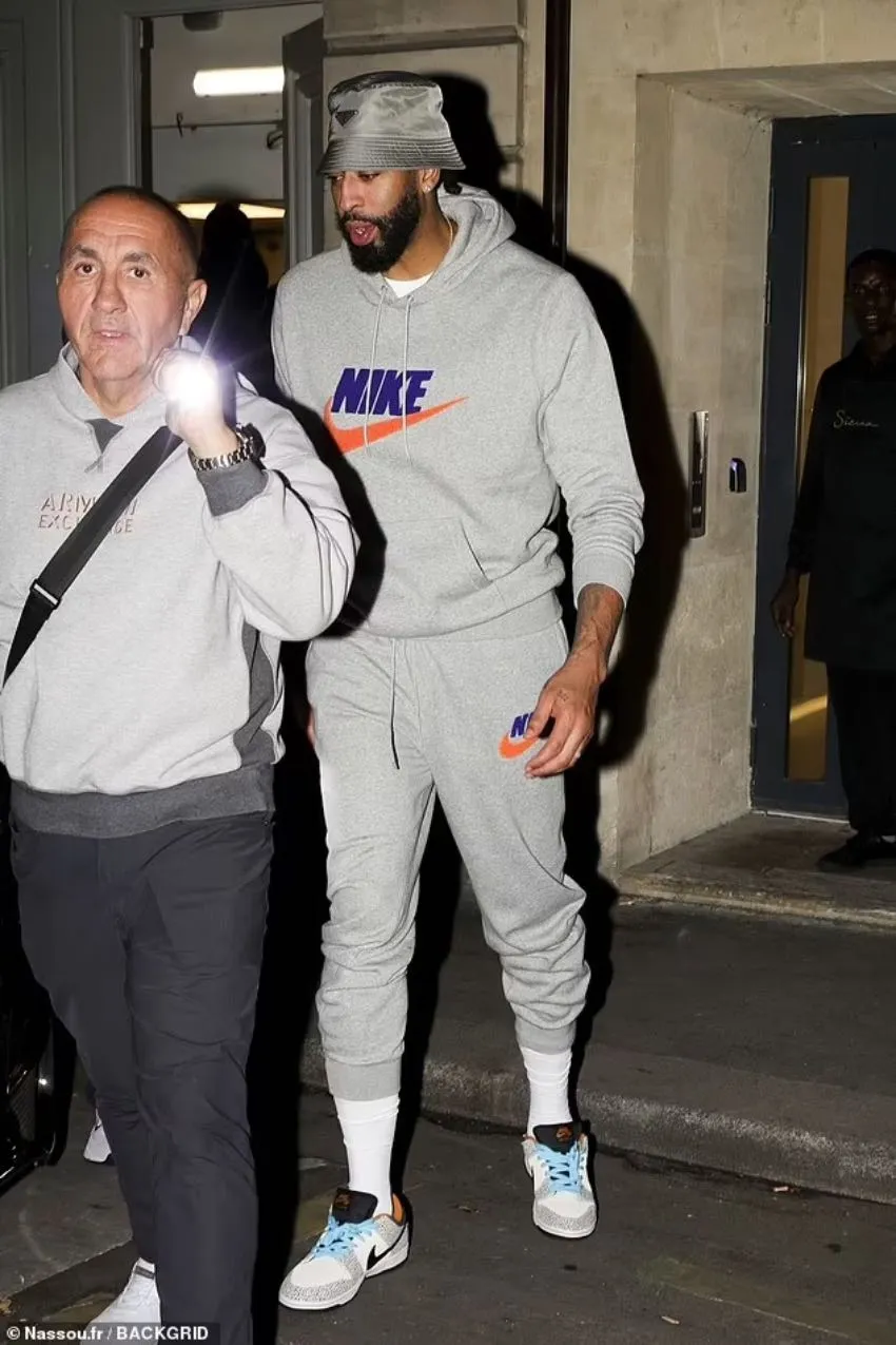 Kevin Durant saliendo de fiesta en París
