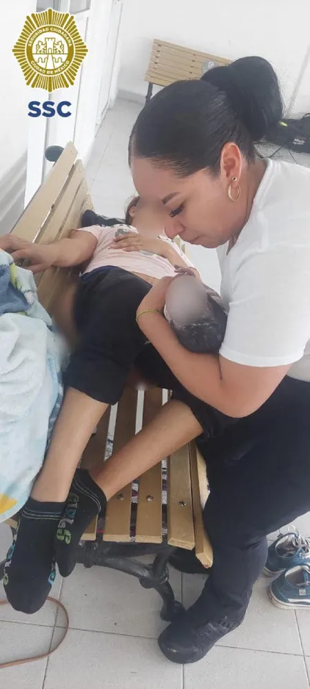 X: @SSC_CDMX La madre e hijo fueron apoyados, después, por paramédicos.