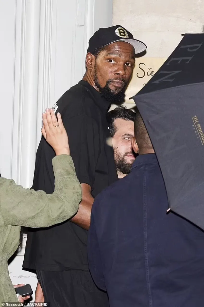 Kevin Durant saliendo de fiesta en París
