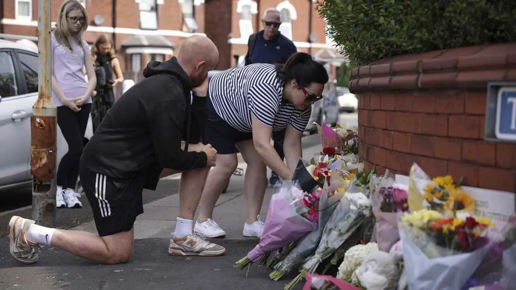 Varias personas llevaron flores y juguetes en ofrenda a las víctimas.