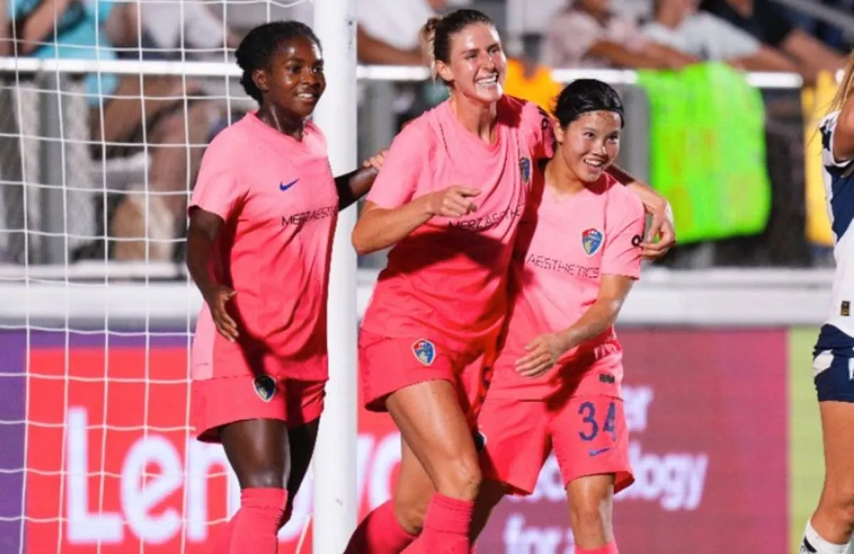 Futbolistas del Courage festejan gol ante Rayadas