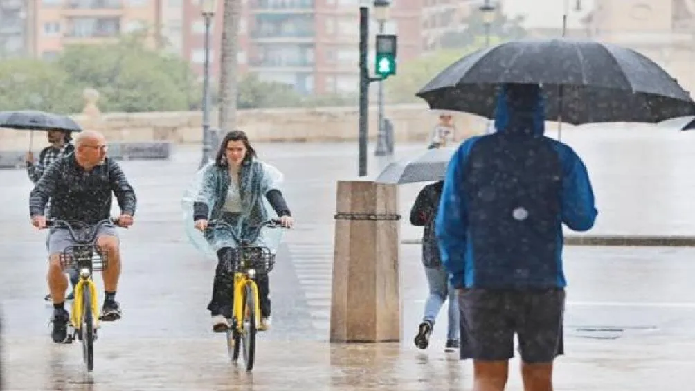 No olvides salir con tu paraguas y con ropa adecuada para lluvias. Foto Especial