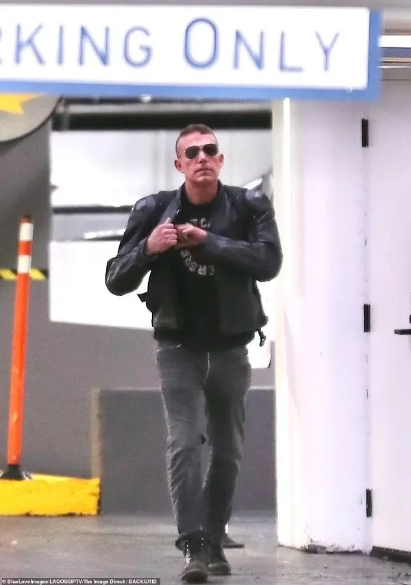 DailyMail El actor es visto con nuevo corte de cabello y sin portar su anillo de compromiso