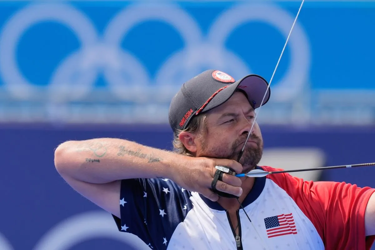 AP A Ellison le faltaron milímetros para vencer a su rival