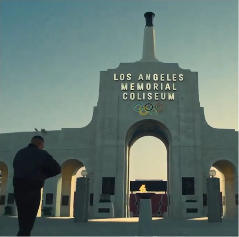 Jalen Hurts antes de encender el pebetero