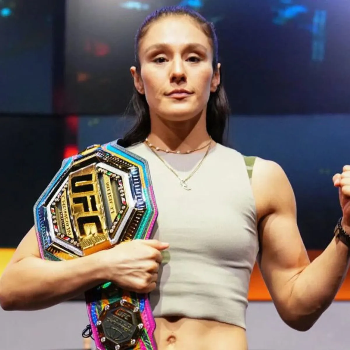 Grasso con cinturón