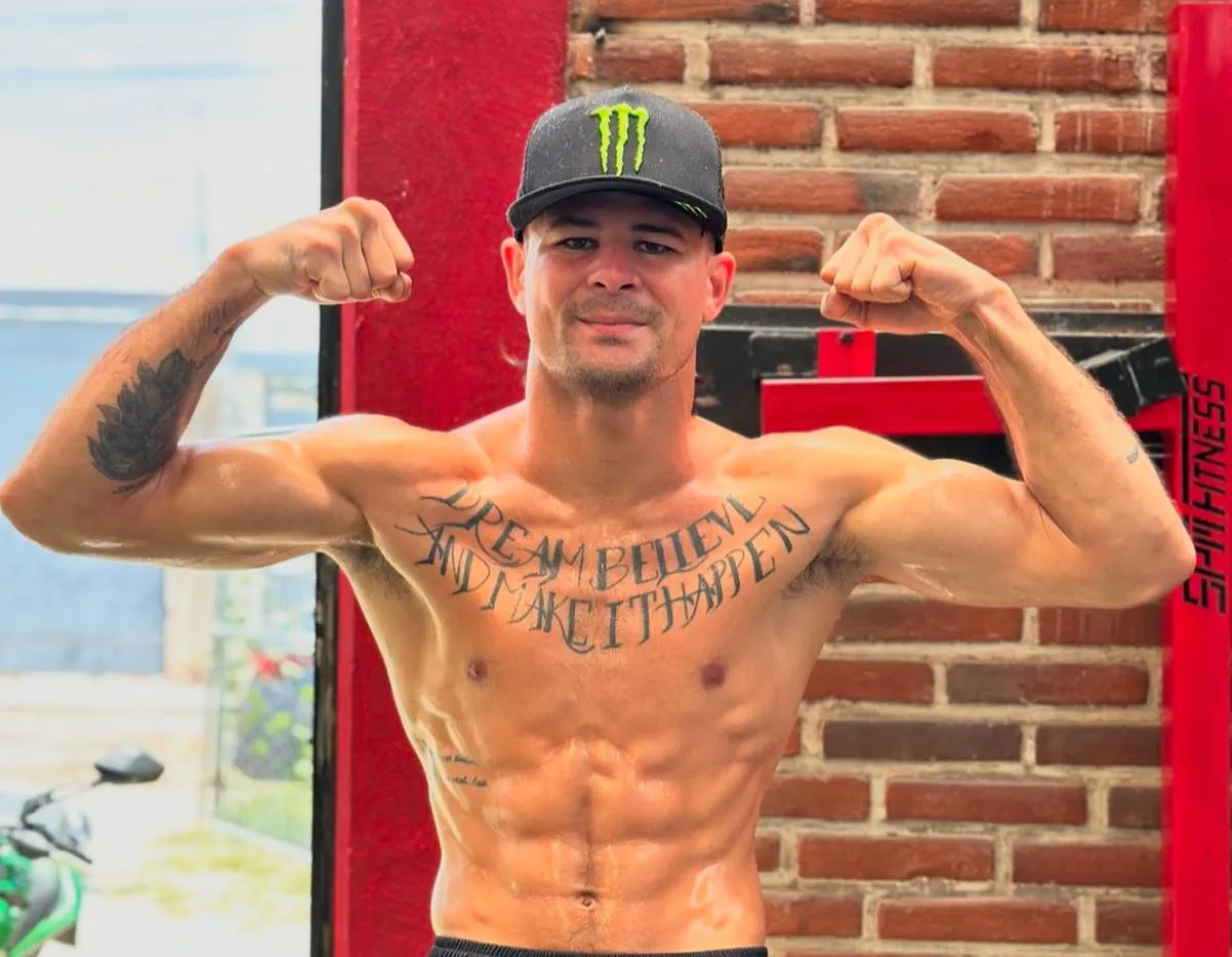 Diego mostrando su físico