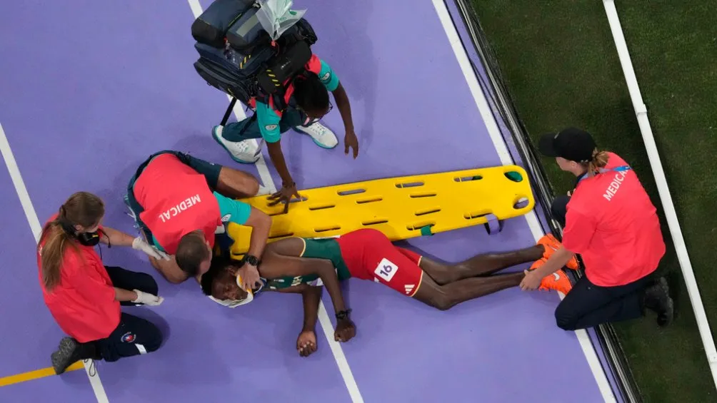 Lamecha Girma es llevado en camilla