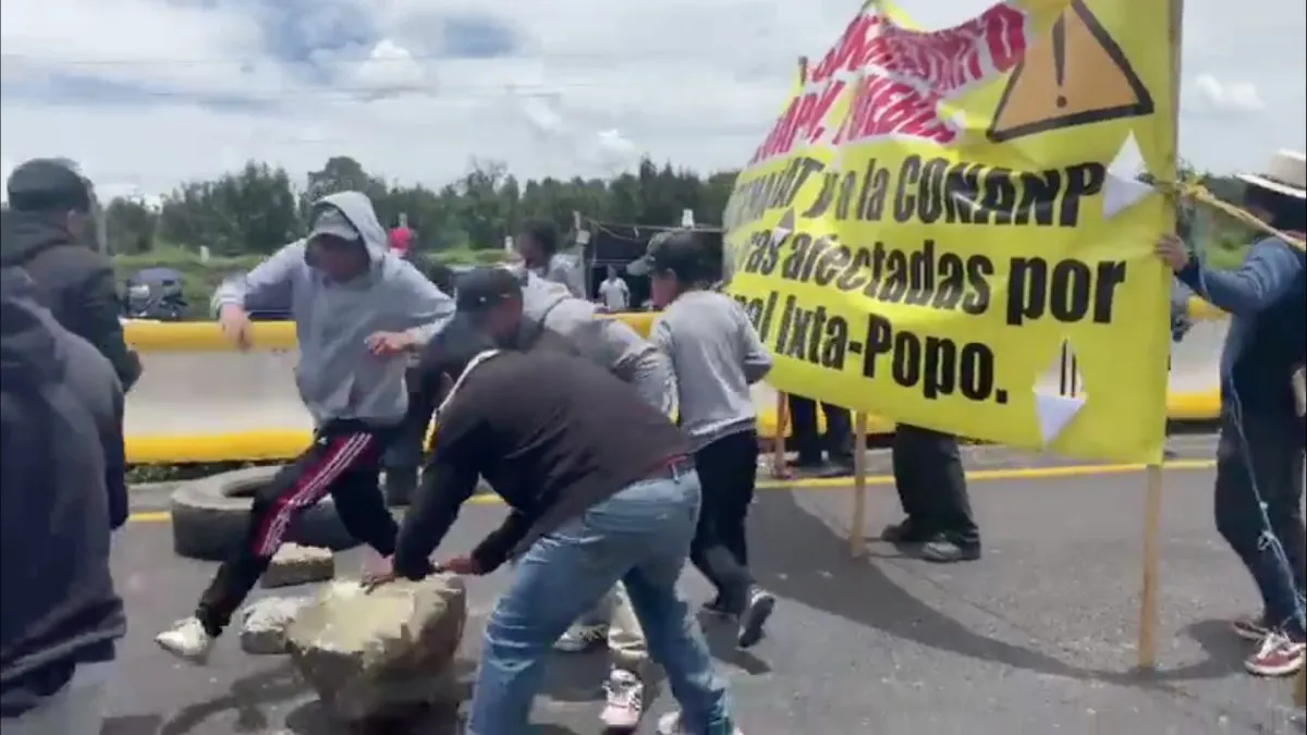 Los inconformes volvieron a colocar piedras en la autopista.