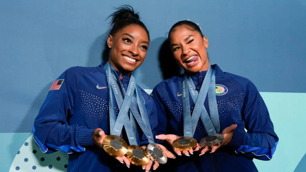 AP Simone Biles y Jordan Chiles