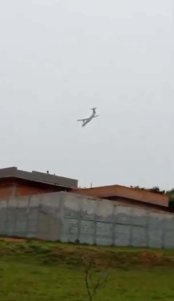 El avión se desplomó dando vueltas hasta tocar con tierra.