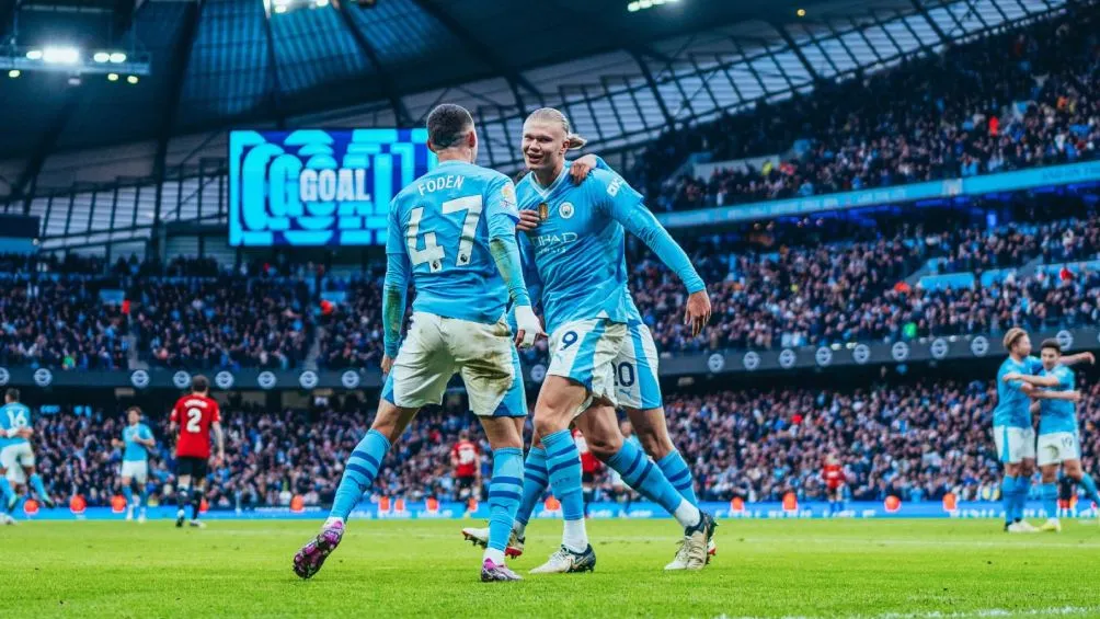 X: @ManCity Festejo del City contra el Manchester United