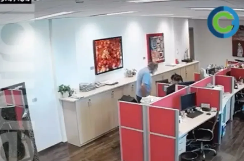 Redes Sociales Los problemas con un empledo del consulado terminó su destitución.