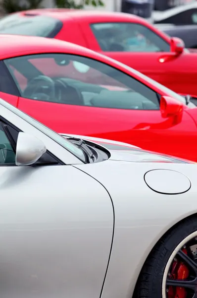 FREEPIK Evita multas y verifica si tu auto circula.