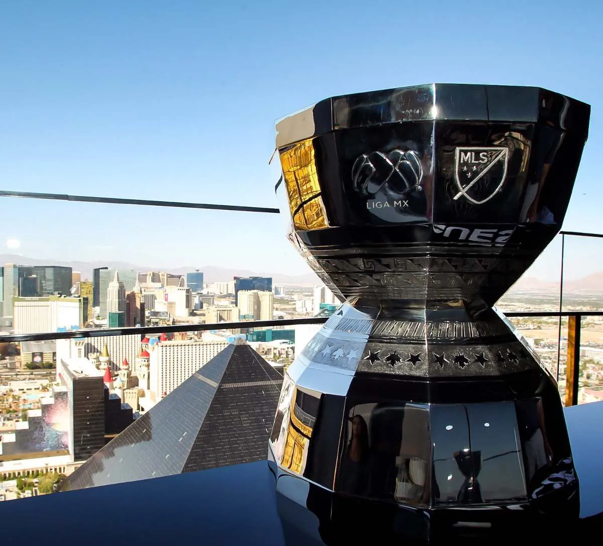 El trofeo del torneo