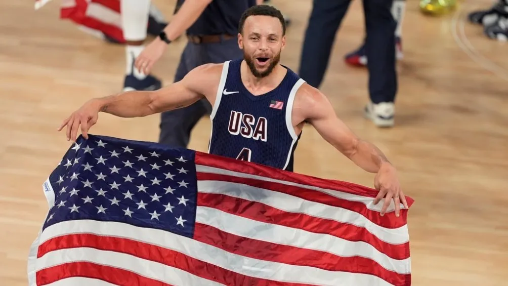 Stephen Curry con la bandera de Estados Unidos