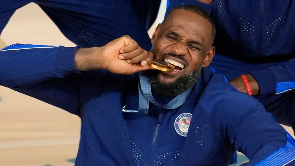 LeBron James festeja medalla de oro